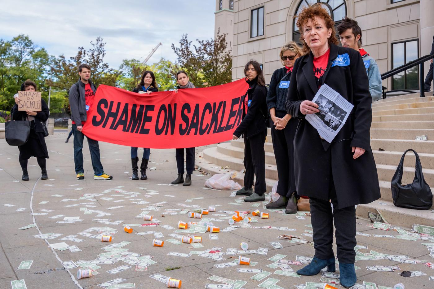 Nan Goldin et PAIN protestent contre Sackler au V&amp;A