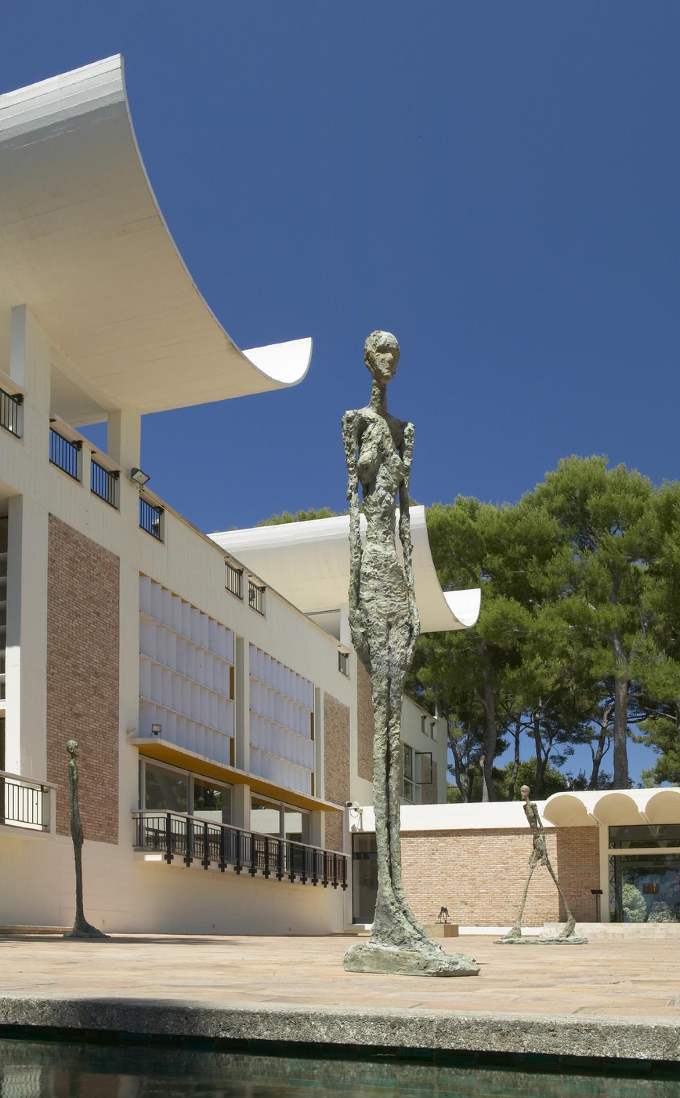 La Cour Giacometti de la Fondation Maeght. Œuvres, de gauche à droite : Alberto Giacometti, Femme debout I, Femme debout II, Homme qui marche I, 1960.