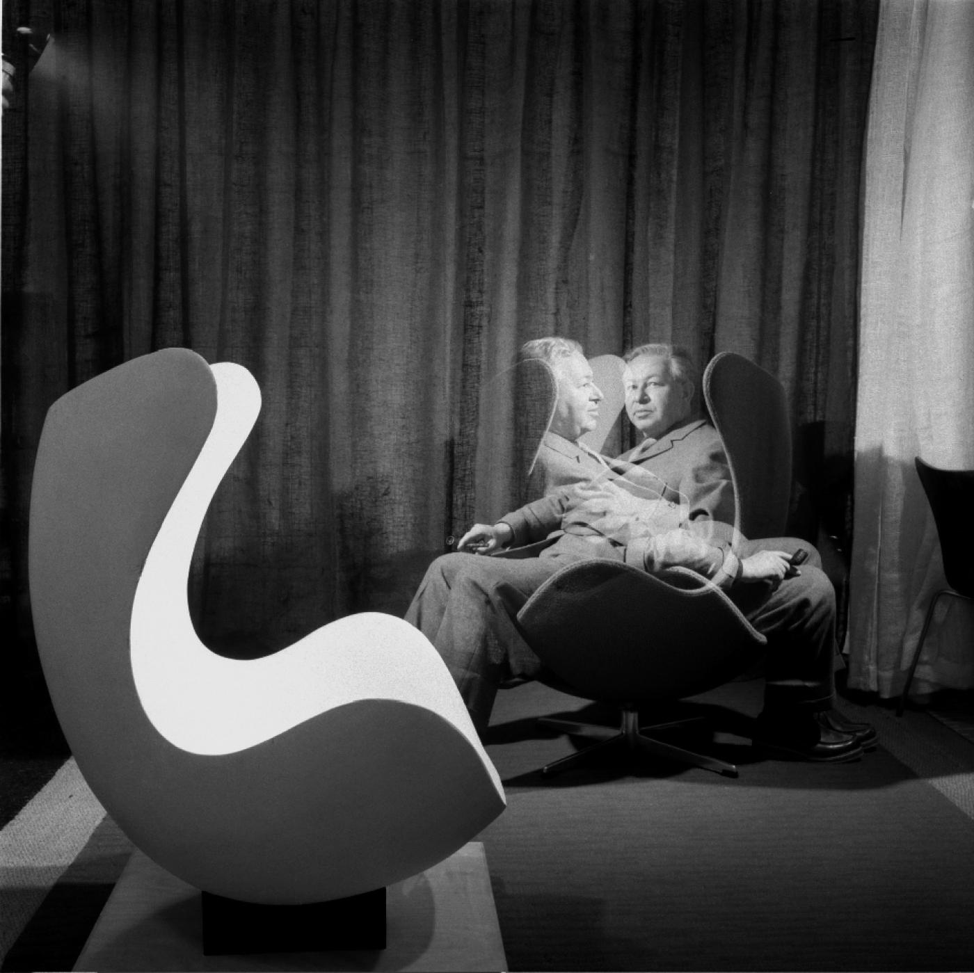 Arne Jacobsen dans son fauteuil Egg.