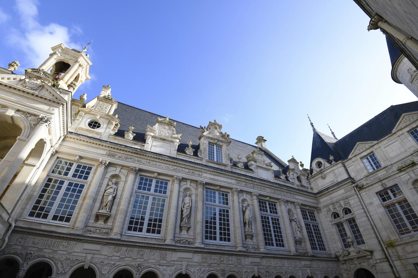 L’Hôtel de Ville de La Rochelle renaît de ses cendres 