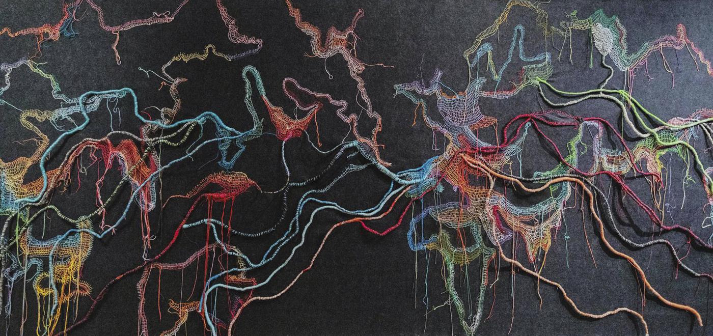 Brankica Zilovic, "Life", 2018, broderie et textile sur feutre, 186 x 450 cm.