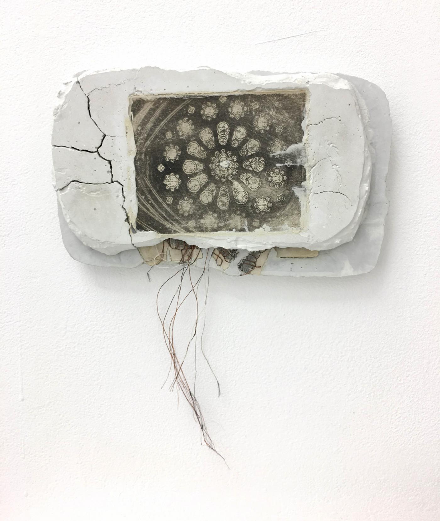 Brankica Zilovic, "Tout-Monde 1", 2019, béton, photos, fil, feuilles d'or, 13 x 21 cm.