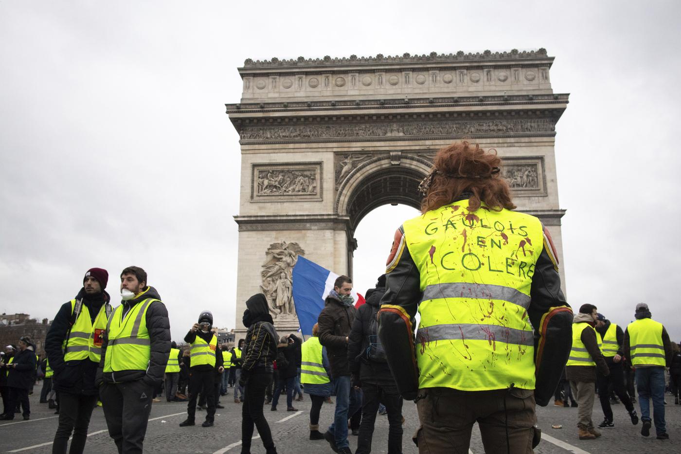 Des gilets jaunes devant l'Arc de Triomphe le 12 janvier 2019.