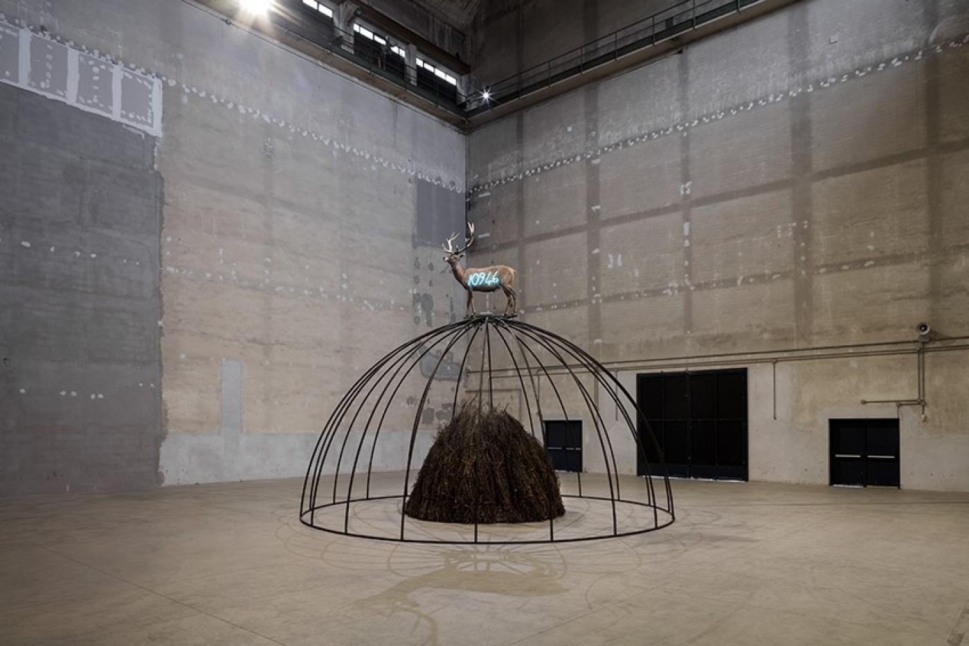 Deux œuvres de Mario Merz, dont un igloo, remplacent cette année le Skyscraperde Chris Burden comme installation spéciale dans la section artgenève/estates.