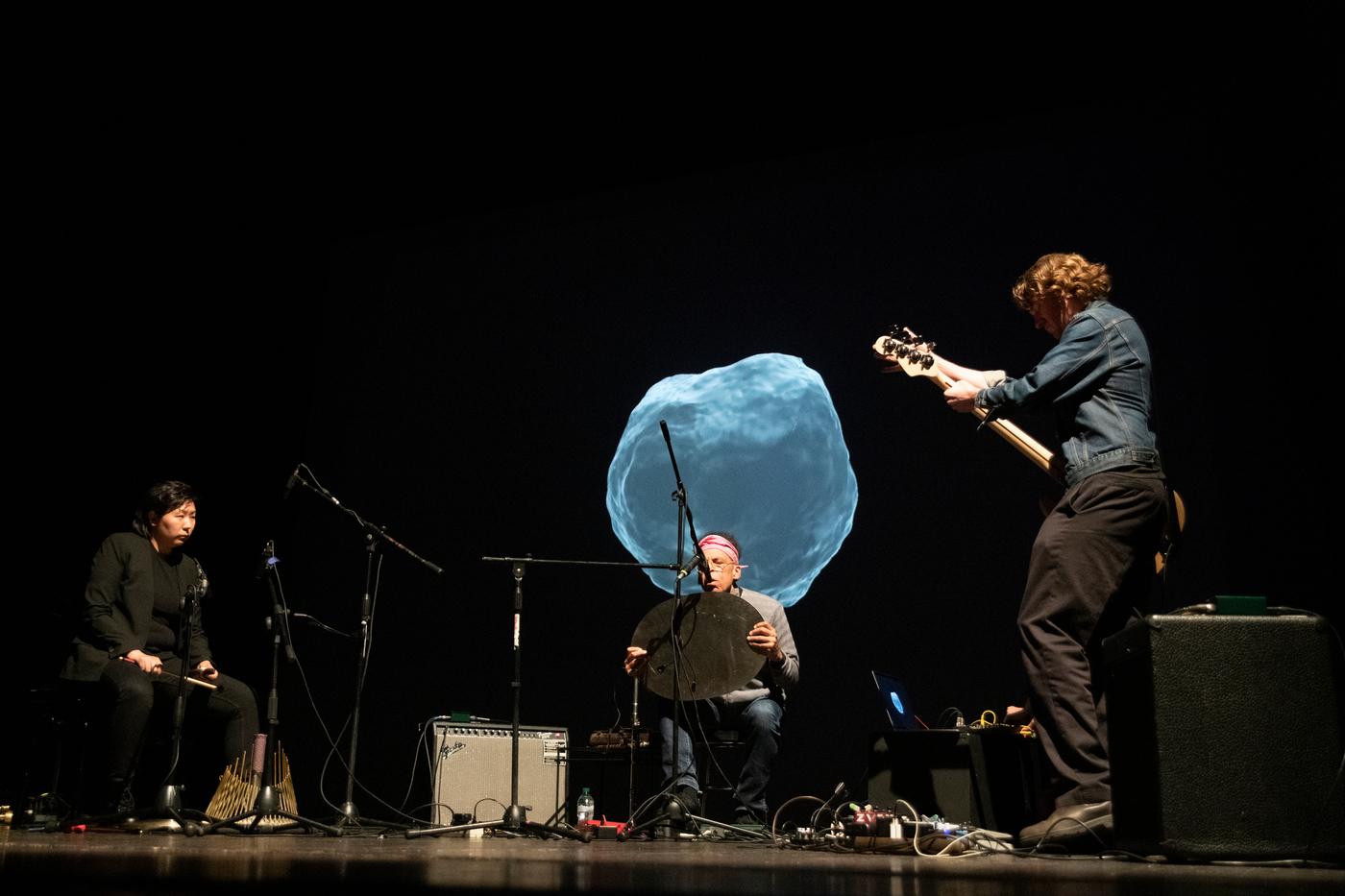 La musique est
un élément important de la foire : après le concert au théâtre Goldoni pendant la Biennale de Venise (ci-dessus Annika Larsson, Satch Hoyt et Felix Gebhard), c’est au Victoria Hall, le 31 janvier, qu’ont rendez-vous une série d’artistes comme Saadane Afif, Pierre Huygue ou Raymond Pettibon.