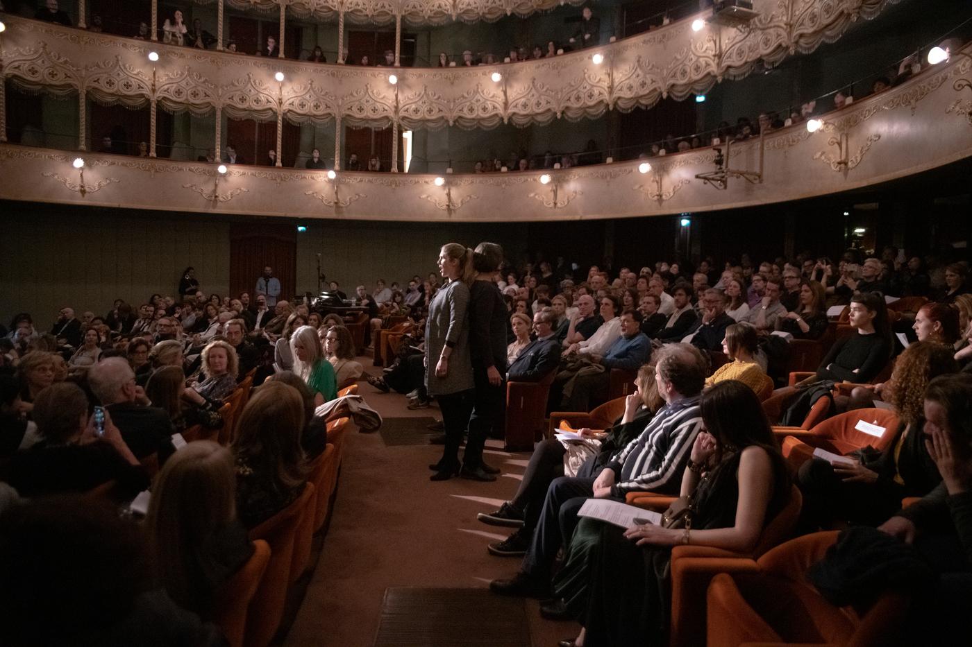 La musique est
un élément important de la foire : après le concert au théâtre Goldoni pendant la Biennale de Venise (ci-dessus Annika Larsson, Satch Hoyt et Felix Gebhard), c’est au Victoria Hall, le 31 janvier, qu’ont rendez-vous une série d’artistes comme Saadane Afif, Pierre Huygue ou Raymond Pettibon.