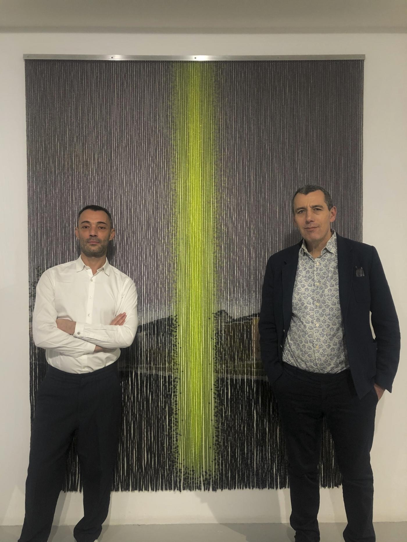 Luc Bellier et Jérôme Poggi, devant une œuvre de Kori Newkirk.