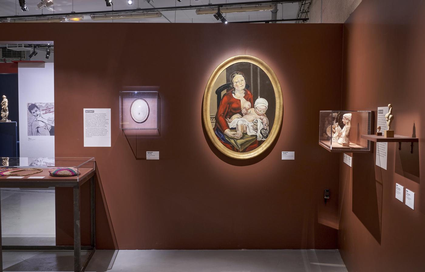 Vue de l'exposition « La femme, un regard différent » au Centre pénitentiaire du sud-francilien à Réau.