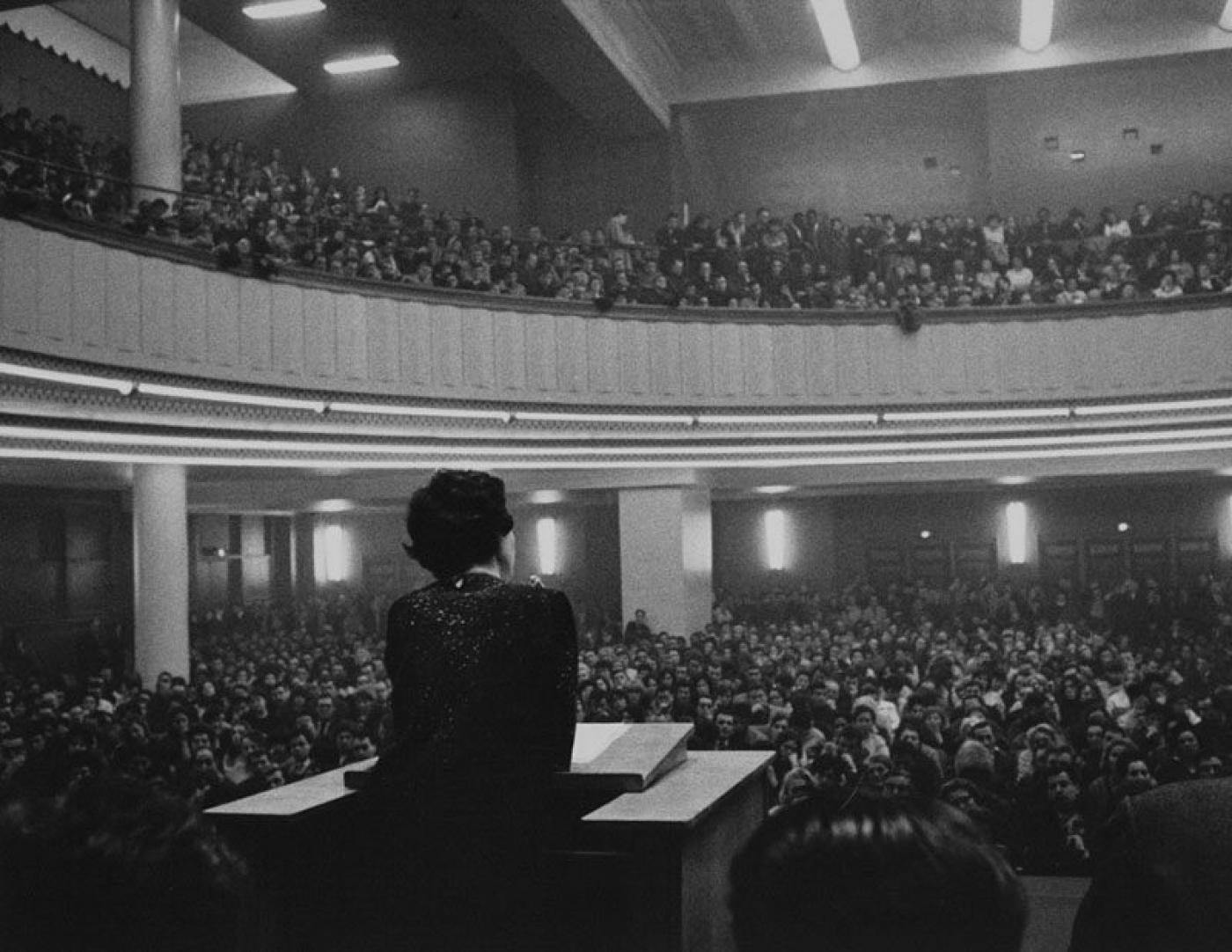 Meeting de l’Union des Femmes Françaises, La Mutualité, Paris 1964. Photographie, contretype. Paris, bibliothèque Marguerite Durand.