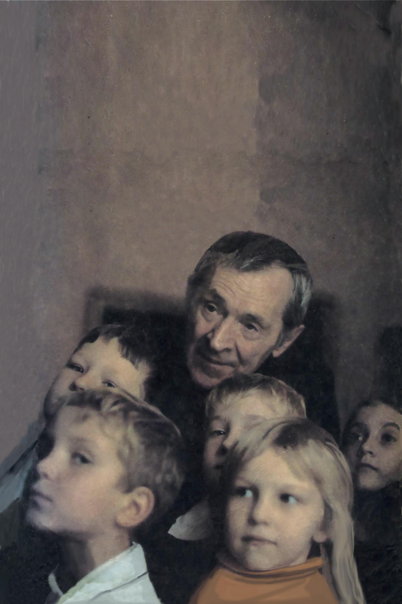 Afanasiy Lunev entouré d'enfants.