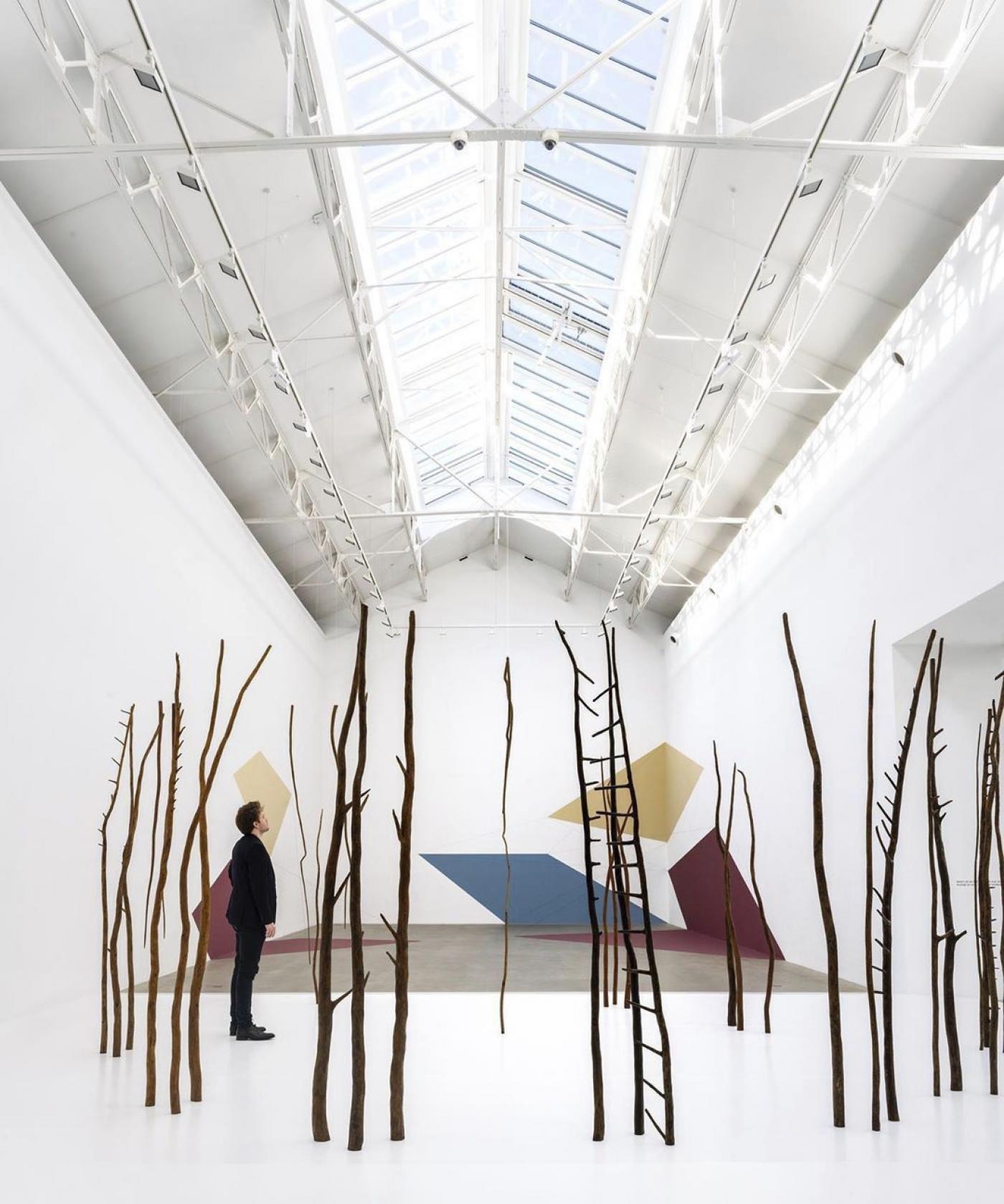 Vue de l'exposition « Dimensions of Reality: Female Minimal », galerie Thaddaeus Ropac, Pantin. Au premier plan, "Forest of Threes" (1977) de Rosemarie Castoro .