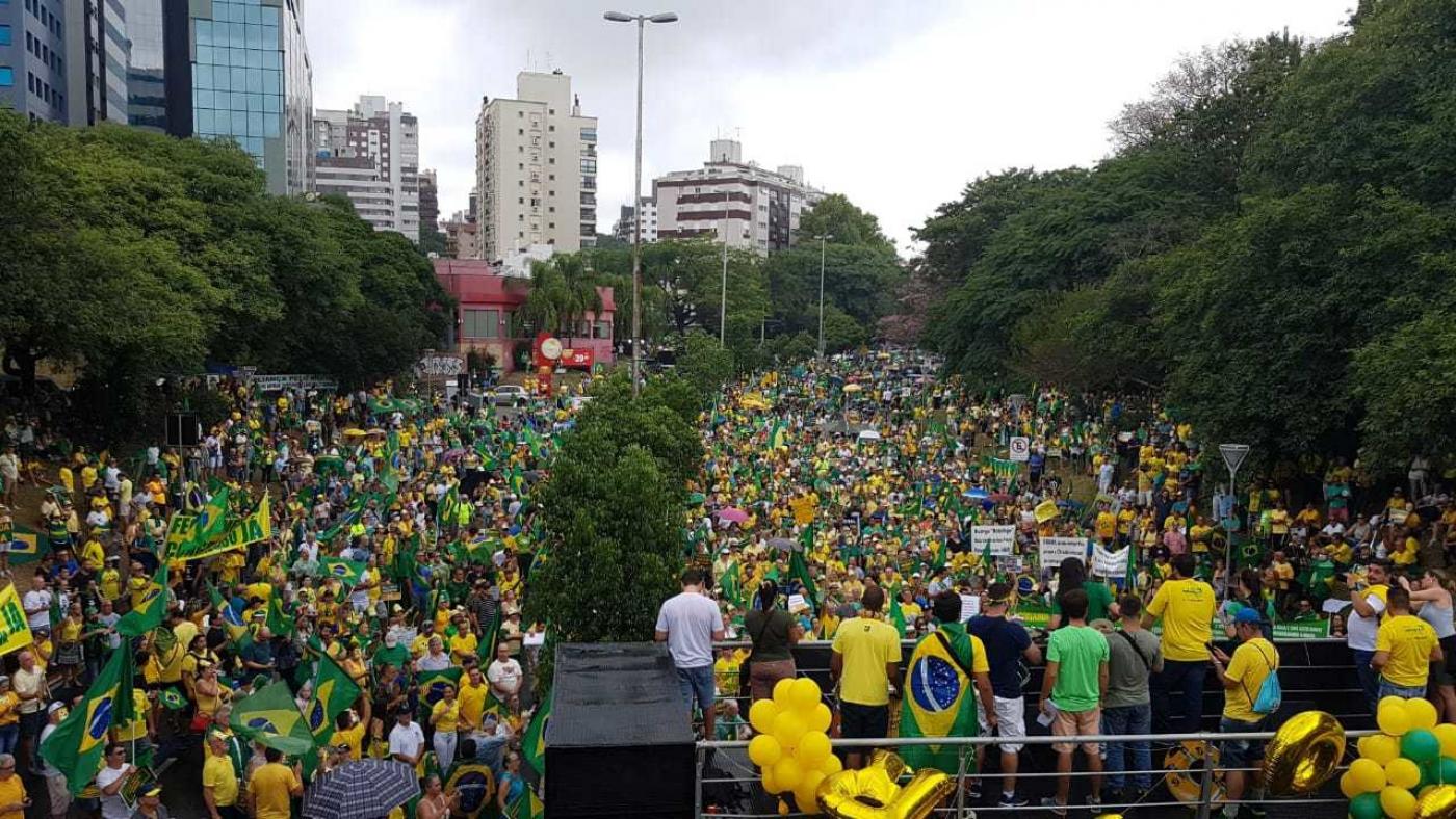 Vue de la manifestation pro-Bolsonaro à Porto Alegre le 15 mars 2020.