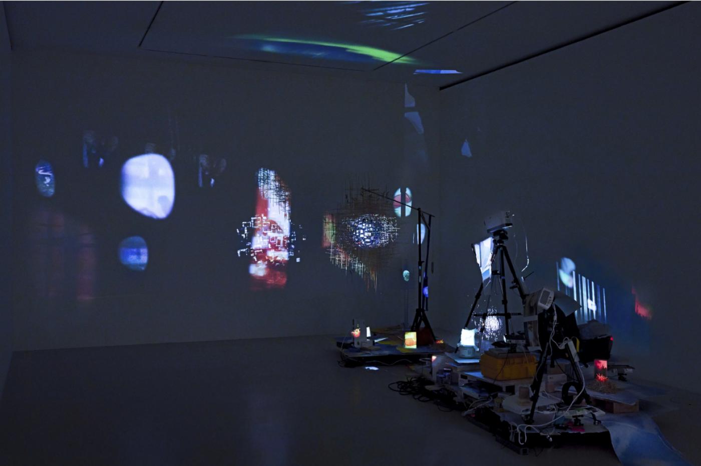 Sarah Sze, "Plein Air (Times Zero)", 2020, bois, acier inoxydable, vidéoprojecteurs, papier d'archivage, cure-dents, pinces, règle, trépieds, dimensions variables.