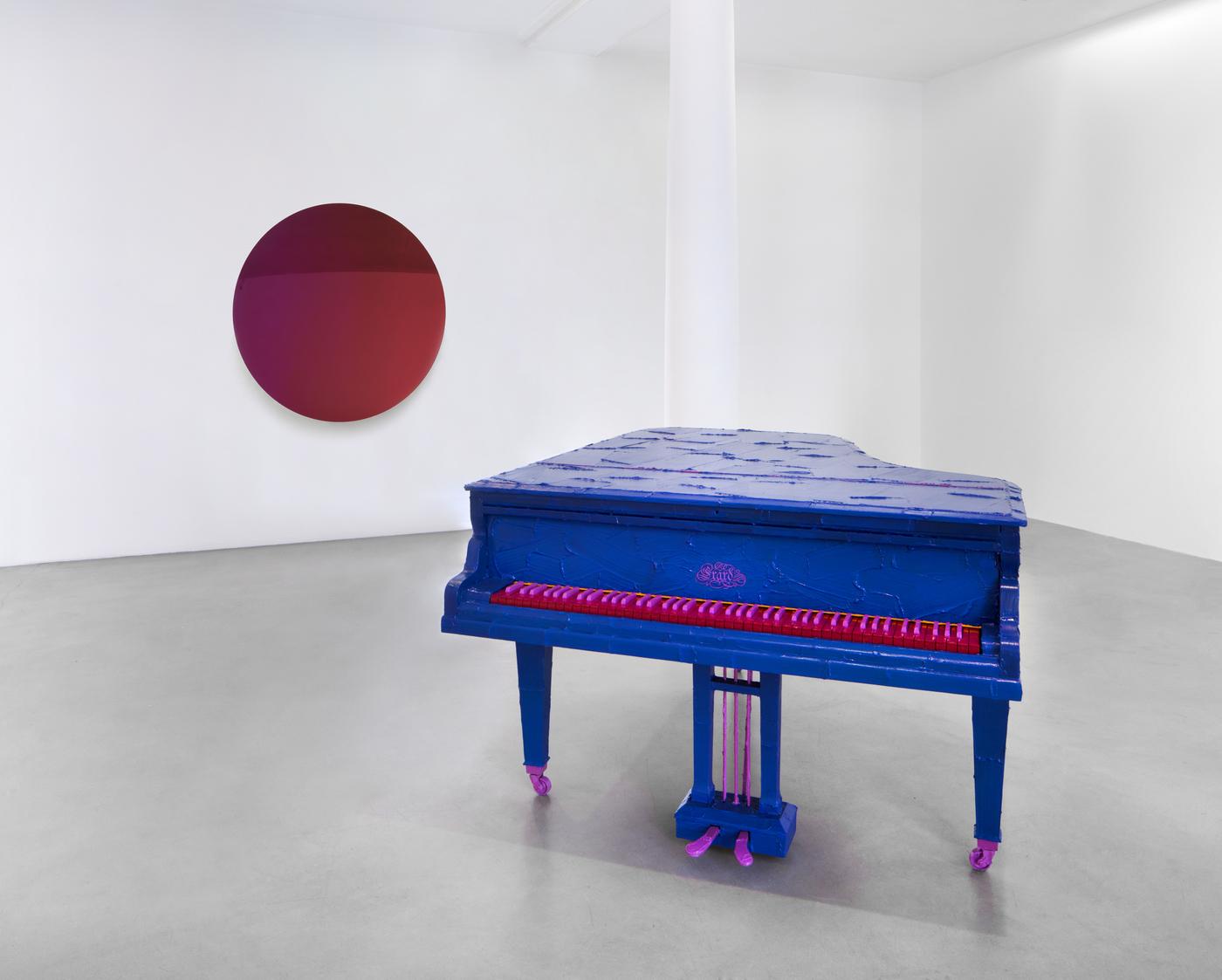 De gauche à droite :
Anish Kapoor, "Mirror (Magenta to Red)" (2019)
Bertrand Lavier, "Erard" (2019)
