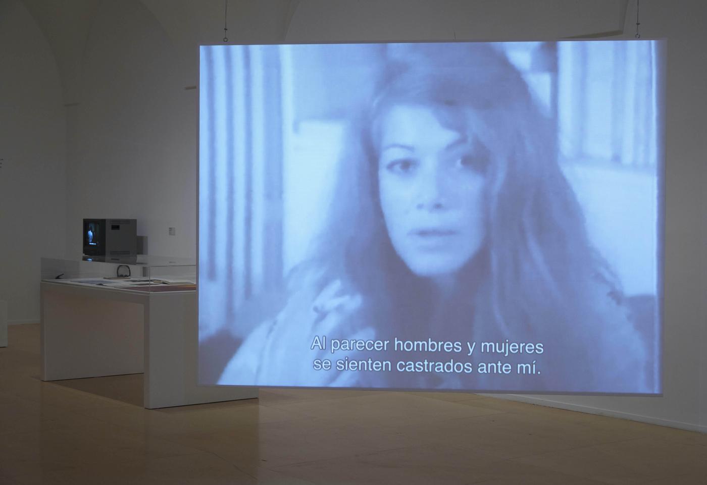 Vue de l'exposition « Muses insoumises. Delphine Seyrig et les collectifs vidéo féministes des années 70-80 en France » au musée Reina Sofía, Madrid.