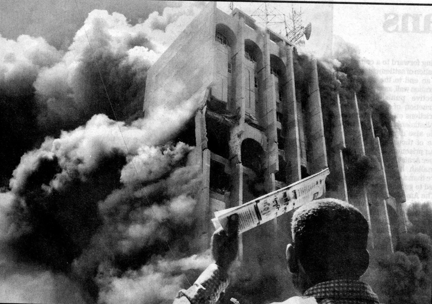 La Poste centrale de Bagdad en 1991, au lendemain d'un bombardement aérien américain.
La structure du bâtiment fut par la suite consolidée durant une campagne de travaux qui ont duré 9 mois.
