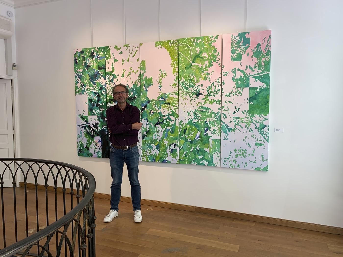 Guillaume Sébastien devant une toile de Jean-Paul Agosti.