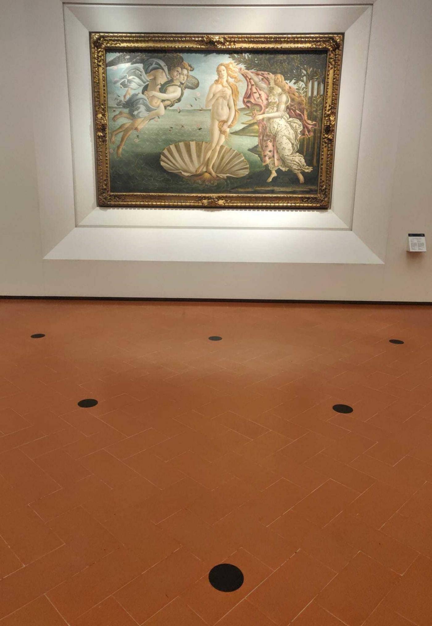 Les marquages de distanciation sociale devant La Naissance de Vénus de Sandro Botticelli à la la Galerie des Offices, Florence.