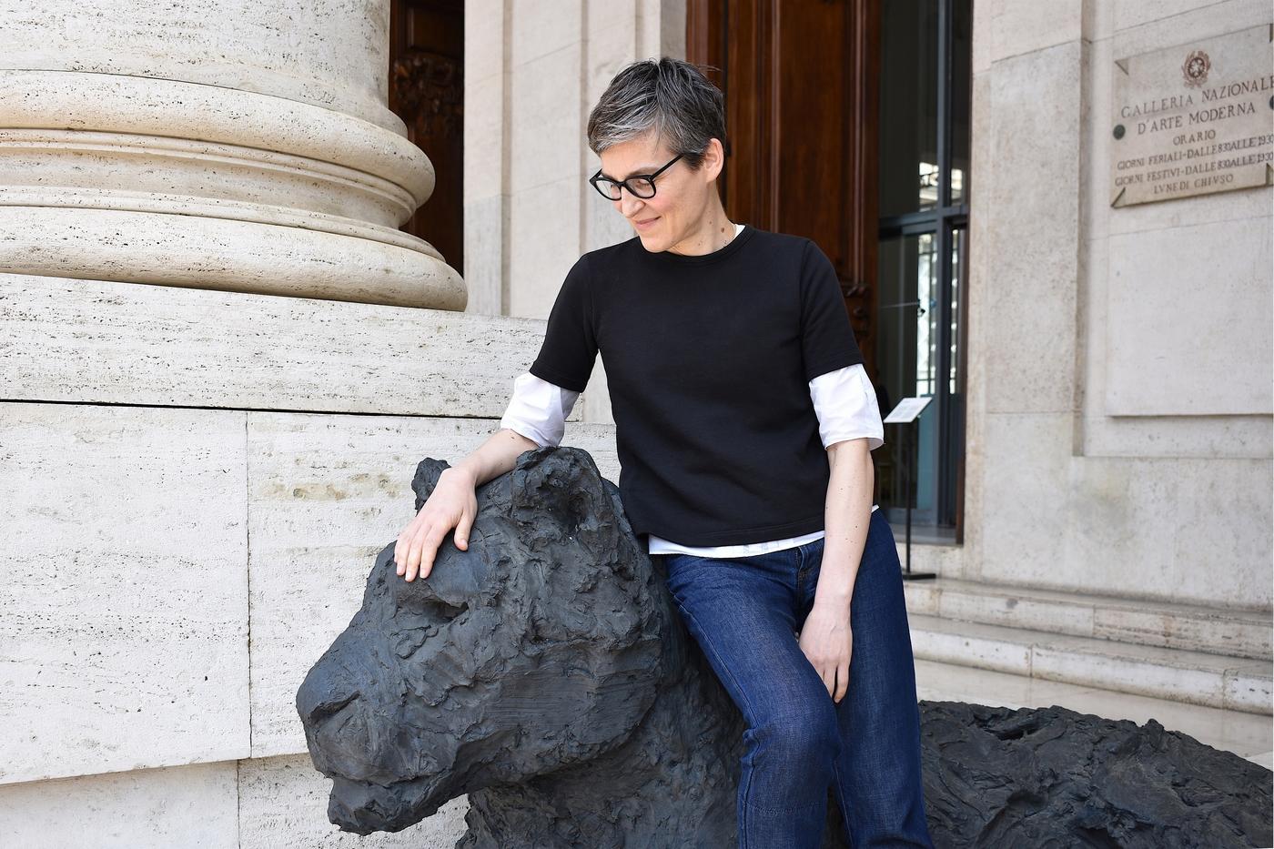 Cristiana Collu près d'un des Liosn en bronze de Davide Rivalta.