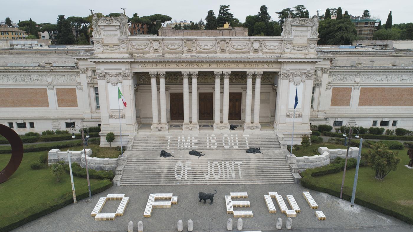 Davide Rivalta, Lions en bronze, 2016 et Martí Guixé, OPEN!, 2020, devant la Galerie nationale d'Art moderne et contemporain (Galleria Nazionale d'Arte Moderna e Contemporanea), Rome.