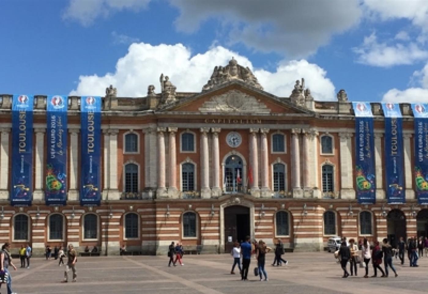 Exclusif : La mairie de Toulouse sommée de retirer des banderoles de l’Euro jugées illégales