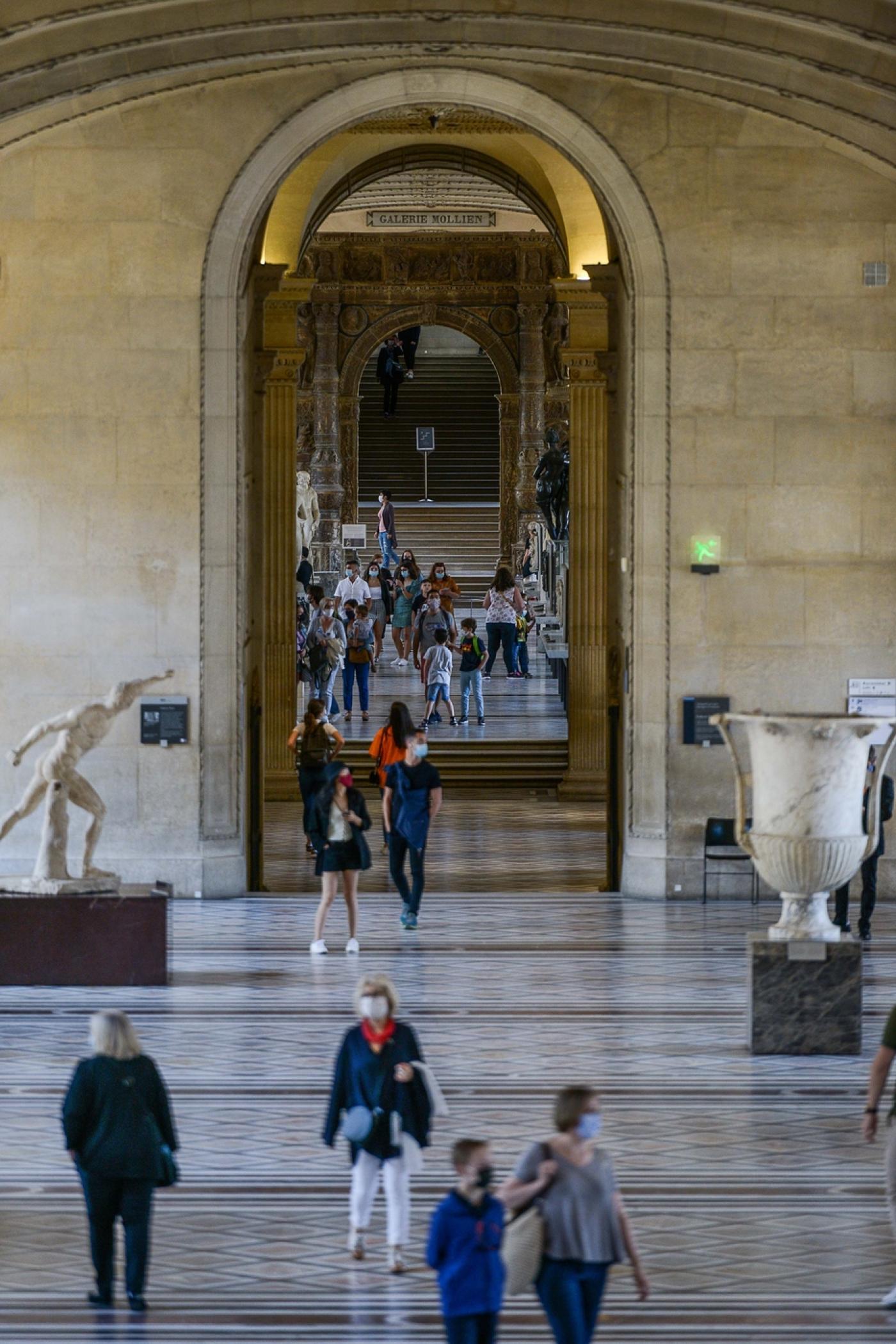 La réouverture au public du musée du Louvre, avec la mise en place de mesures de sécurité sanitaires : port du masque obligatoire et sens strict de visite.