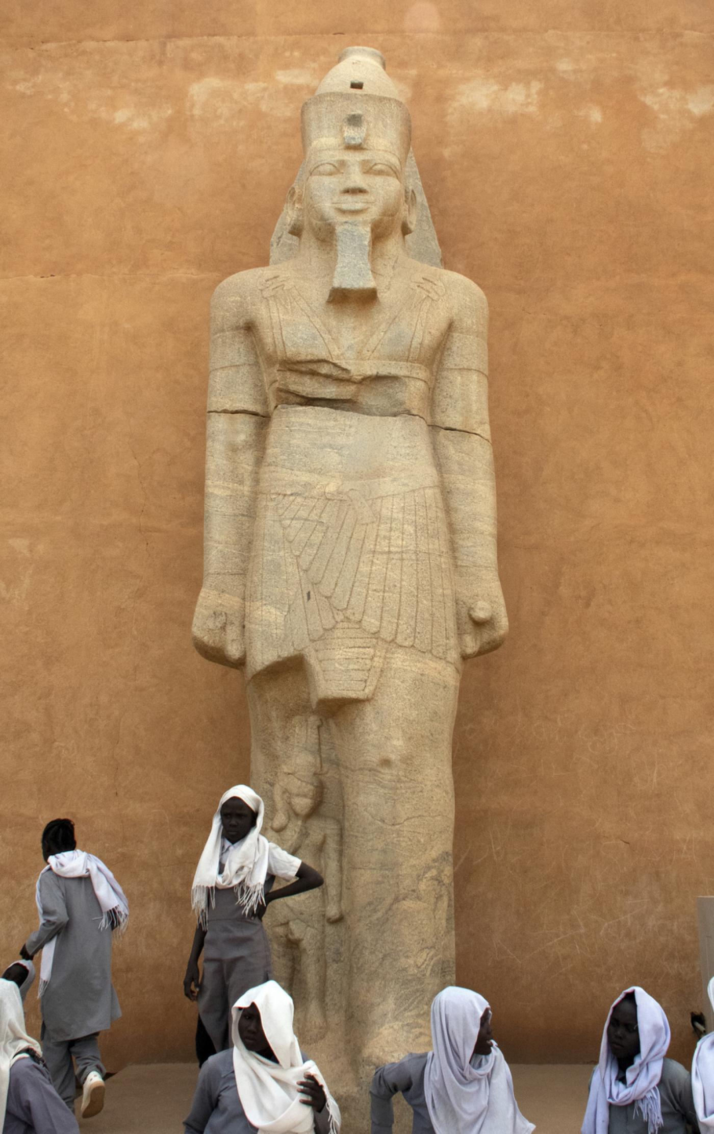 Vue de l'une des statues monumentales exposées devant le musée. Cette statue représenterait le roi Natakamani du royaume de Koush.