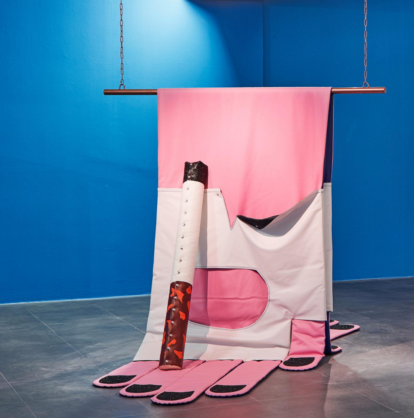 Hippolyte Hentgen (Lina Hentgen + Gaëlle Hippolyte), Le Bikini invisible
vue d'exposition au MAMAC en novembre 2019. Œuvre acquise par le CNAP auprès de la galerie Semiose, Paris.