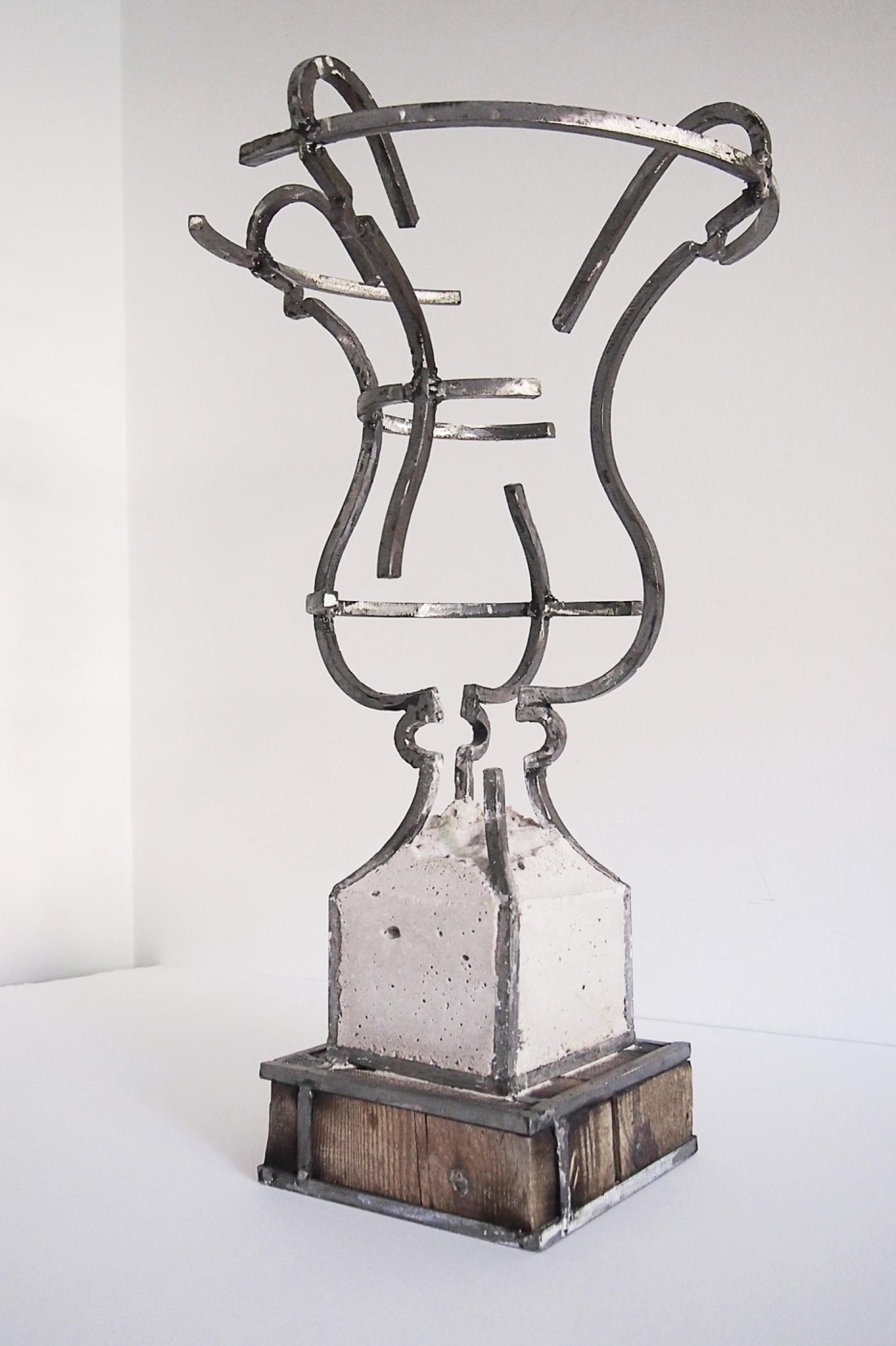 Juan Garaizabal, "Vase des Tuileries VIII", 2017, acier inoxydable, béton et bois, 64 x 37 x 36 cm. Pièce unique.