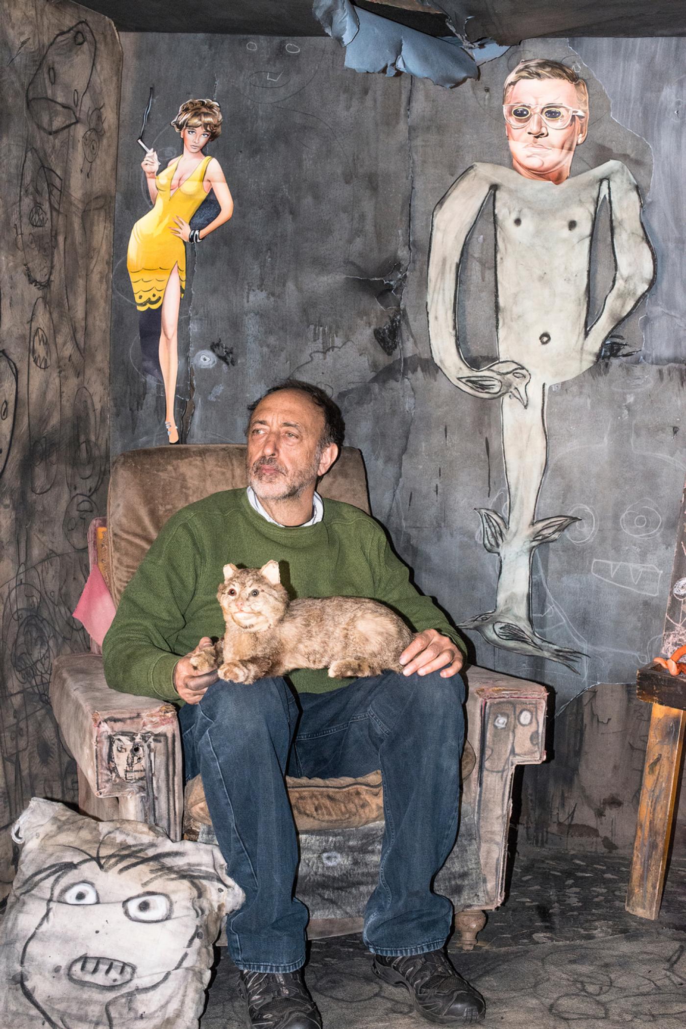 Roger Ballen, "Roger in the Family Room", 2014.