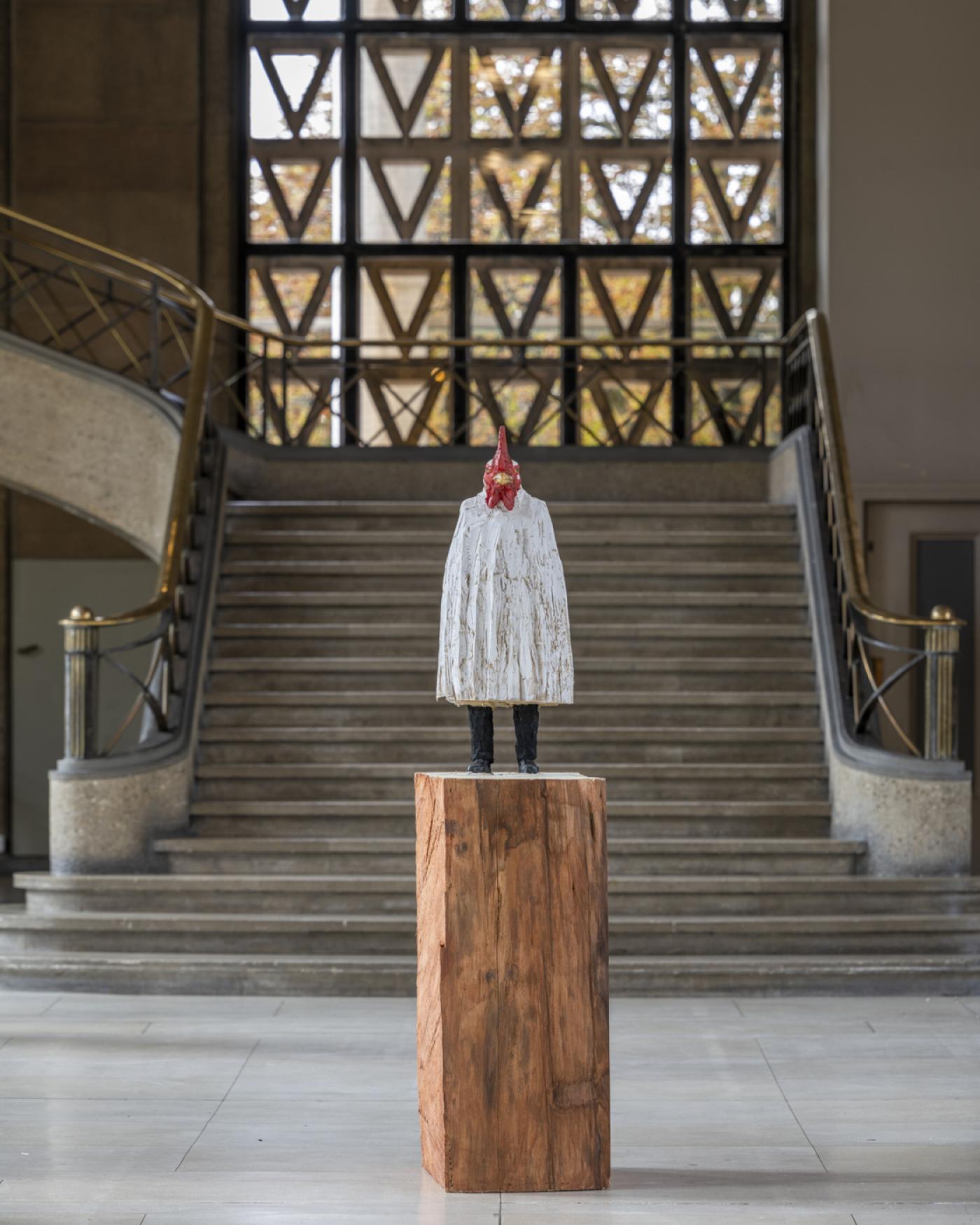 Stephan Balkenhol,
Hahn,
2020, sapin de Douglas,
180 x 80 x 40 cm. Vue
d’exposition au Palais
d’Iéna, Paris.