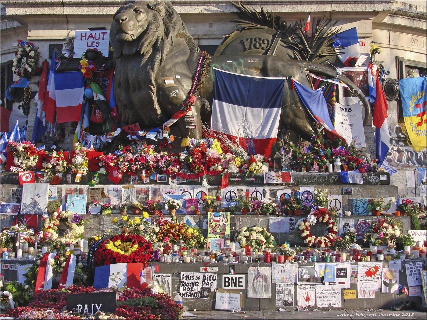 Le Monument à la République à Paris, un mois après les attentats du 13 novembre 2015.