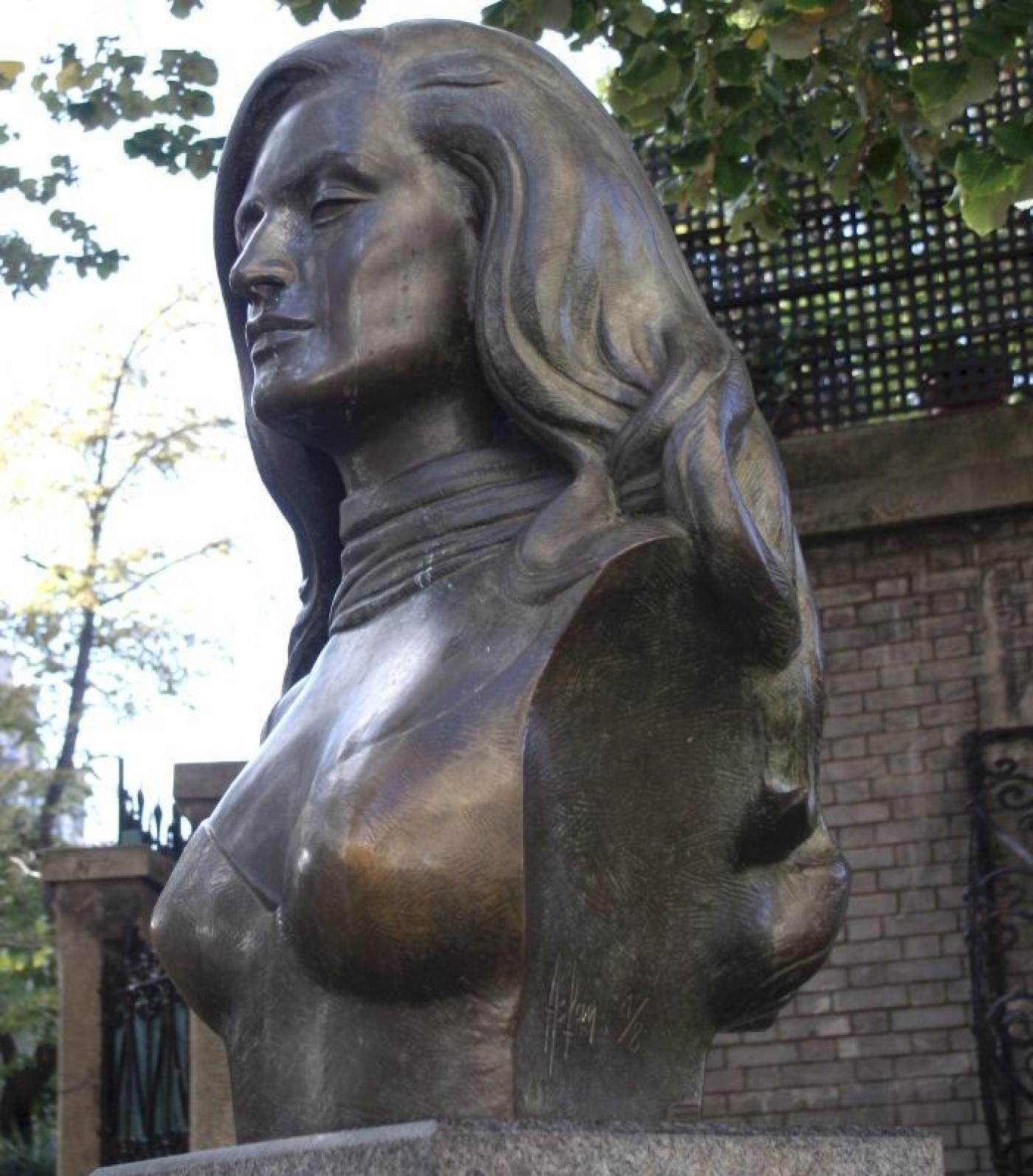 Le buste de Dalida par Alain Aslan, inauguré en 1997 et situé place Dalida, Paris.