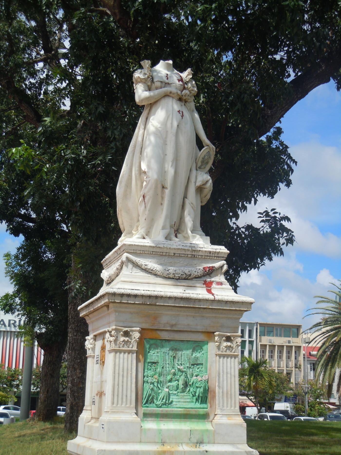 La statue de l'impératrice Joséphine, à Fort-de-France (Martinique), a été décapitée en 1991, puis détruite en 2020 par des activistes.