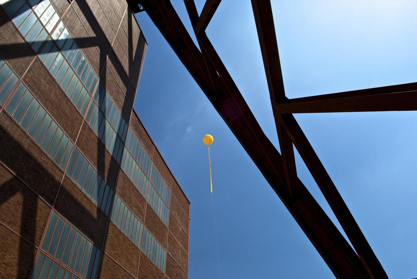 Ruhr 2010. Schachtzeichen (marque des puits), l'un des quelques 400 ballons jaunes marquant les emplacements des anciens puits de mine de la région.