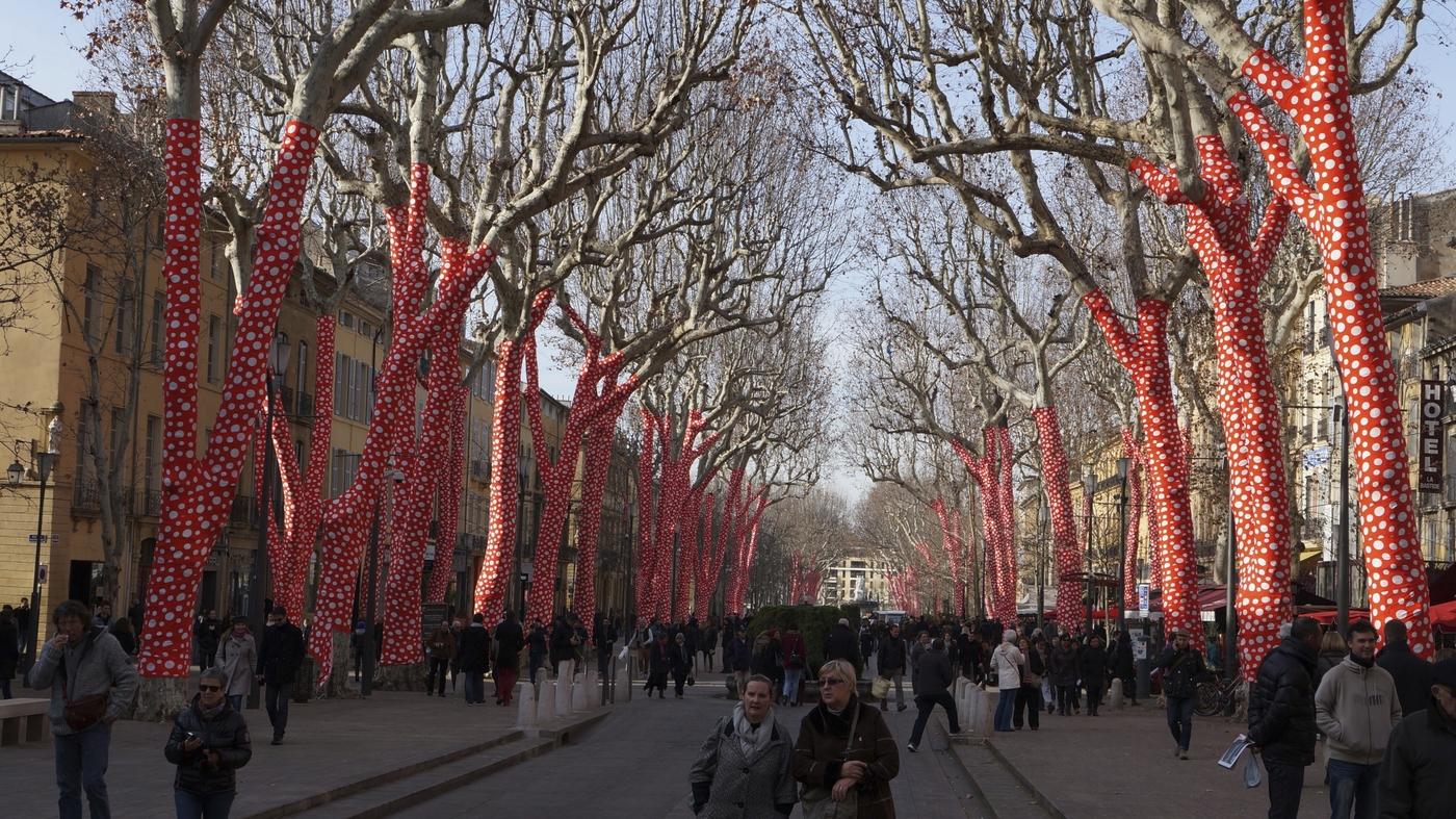 Aix-en-Provence : le cours Mirabeau revisité par Yayoi Kusama pour l’inauguration de Marseille-Provence 2013, capitale européenne de la culture.