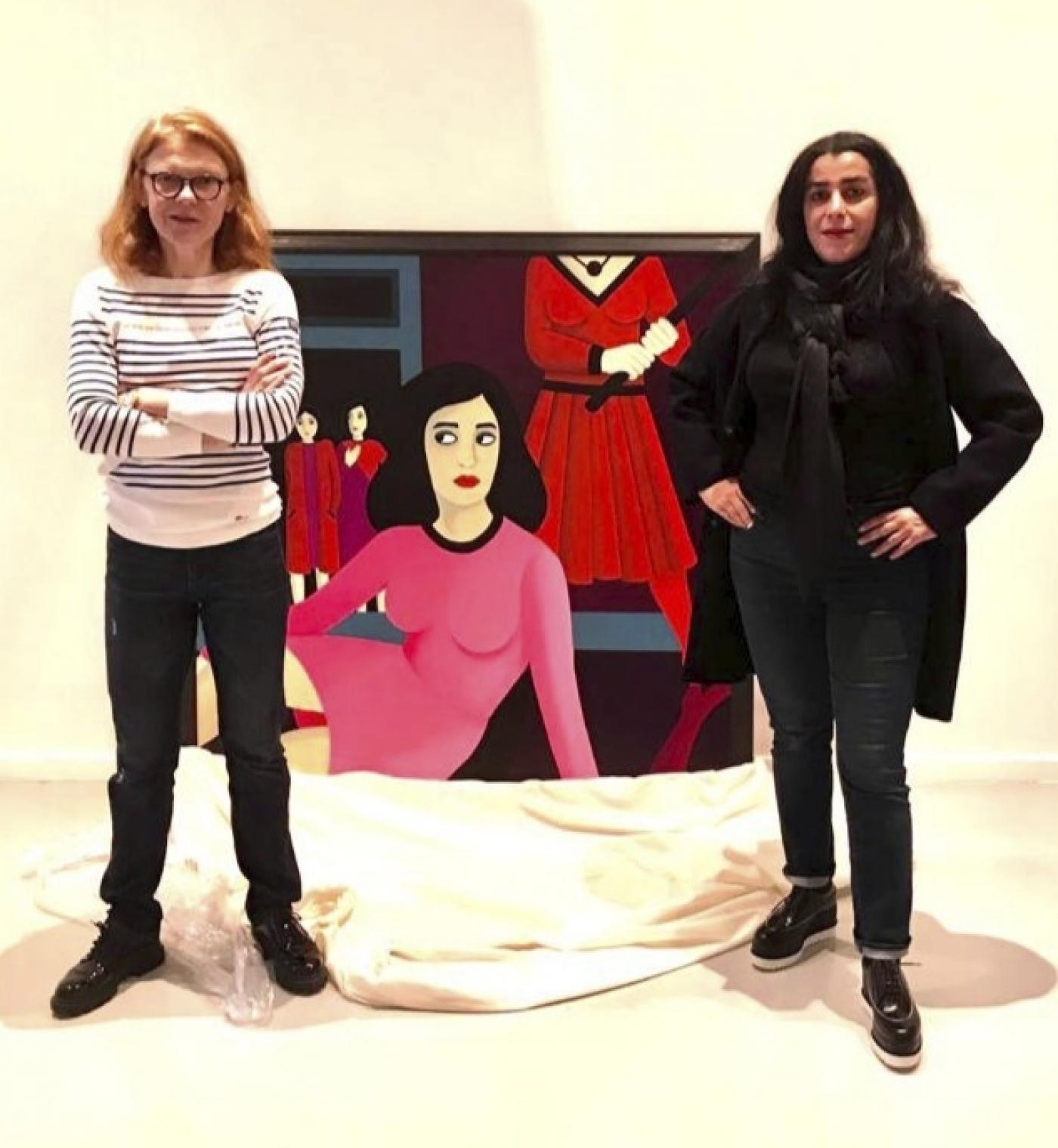 Françoise Livinec et Marjane Satrapi lors de l'installation de l'exposition.