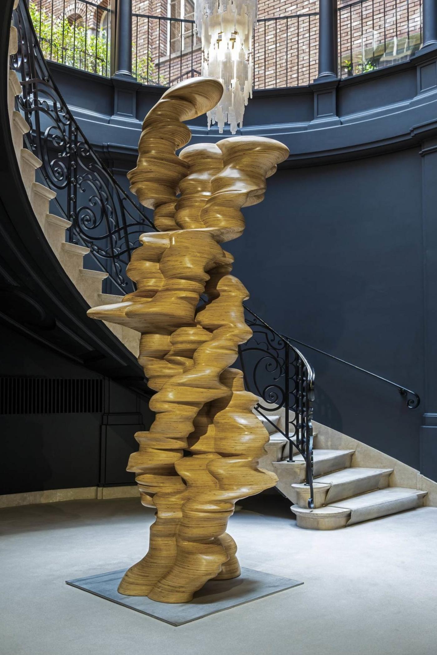 Tony Cragg, Chain of Events, 2007, bois sur base en métal, 290 x 105 x 105 cm. Opera Gallery, Paris.