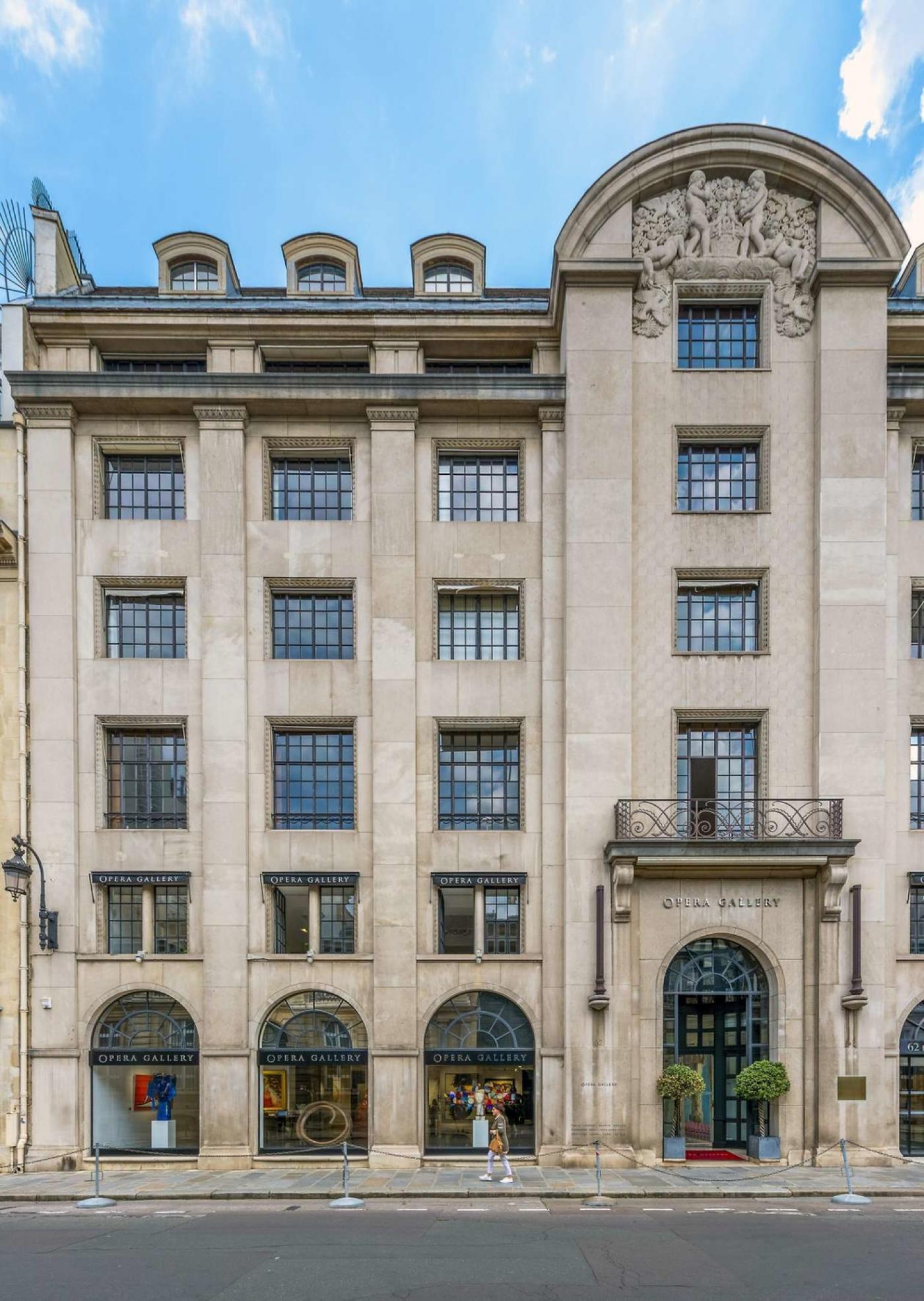 La façade d'Opera Gallery avec des œuvres de Manolo Valdés et Bernar Venet.