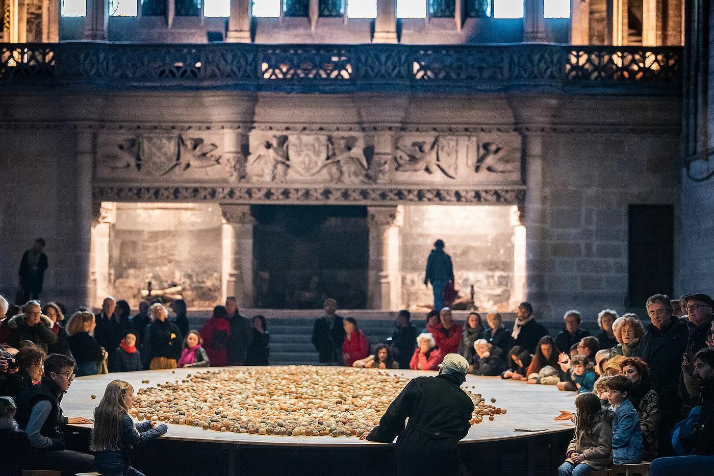 Kimsooja, Archive of mind, 2019. Installation dans la salle des pas perdus du Palais des ducs d'Aquitaine à l'occasion du festival, « Traversées », Poitiers.