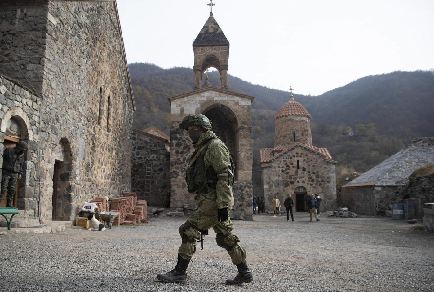 Le monastère de Dadivank fondé au 9e siècle situé dans le district de Kelbadjar / Karvachar hors de la ligne de désengagement a été placé sous le contrôle des forces russes du maintien de la paix.