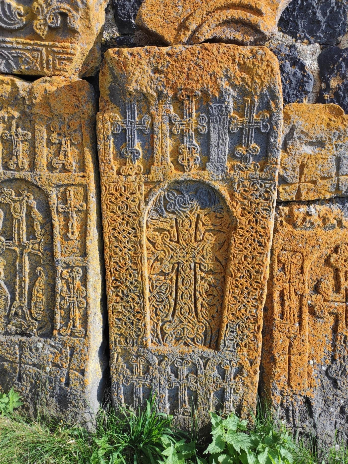 Vue des khatchkars du monastère de Makenyats Vank érigé de la fin du IXe au XIIIe siècle.