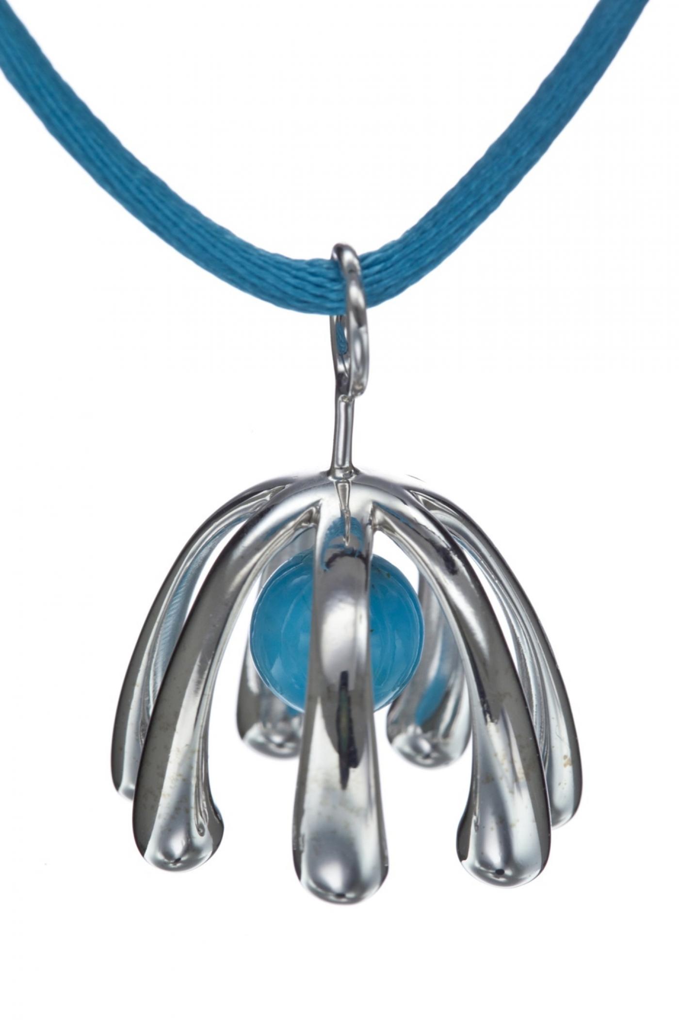 matali crasset, Extratoof, pendentif en argent 925 et turquoise bleue taillé en boule, cordon en satin, édition Le Buisson.
