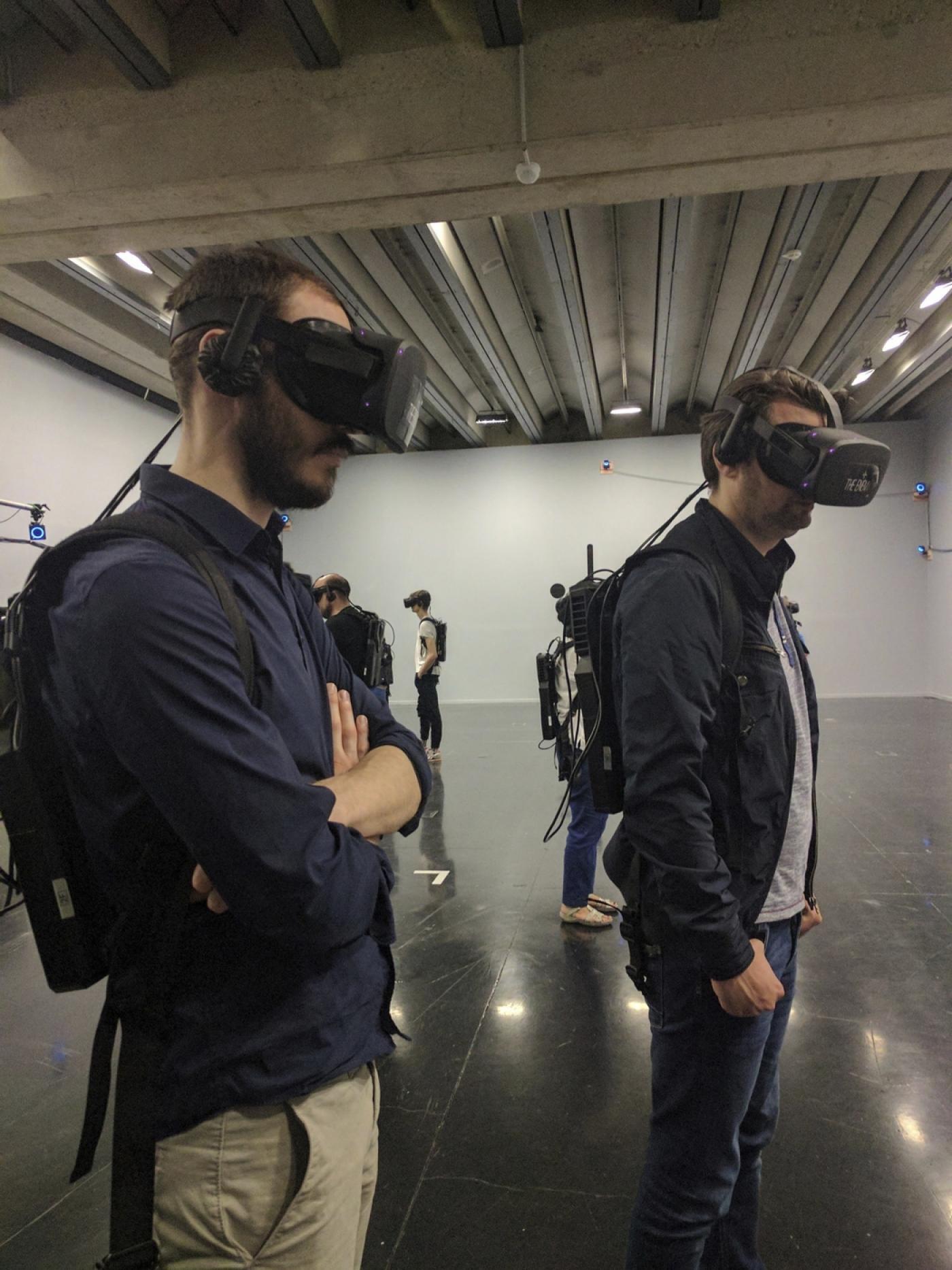 Des visiteurs plongés dans l'expérience « The Enemy » à l'Institut du monde arabe en 2017.