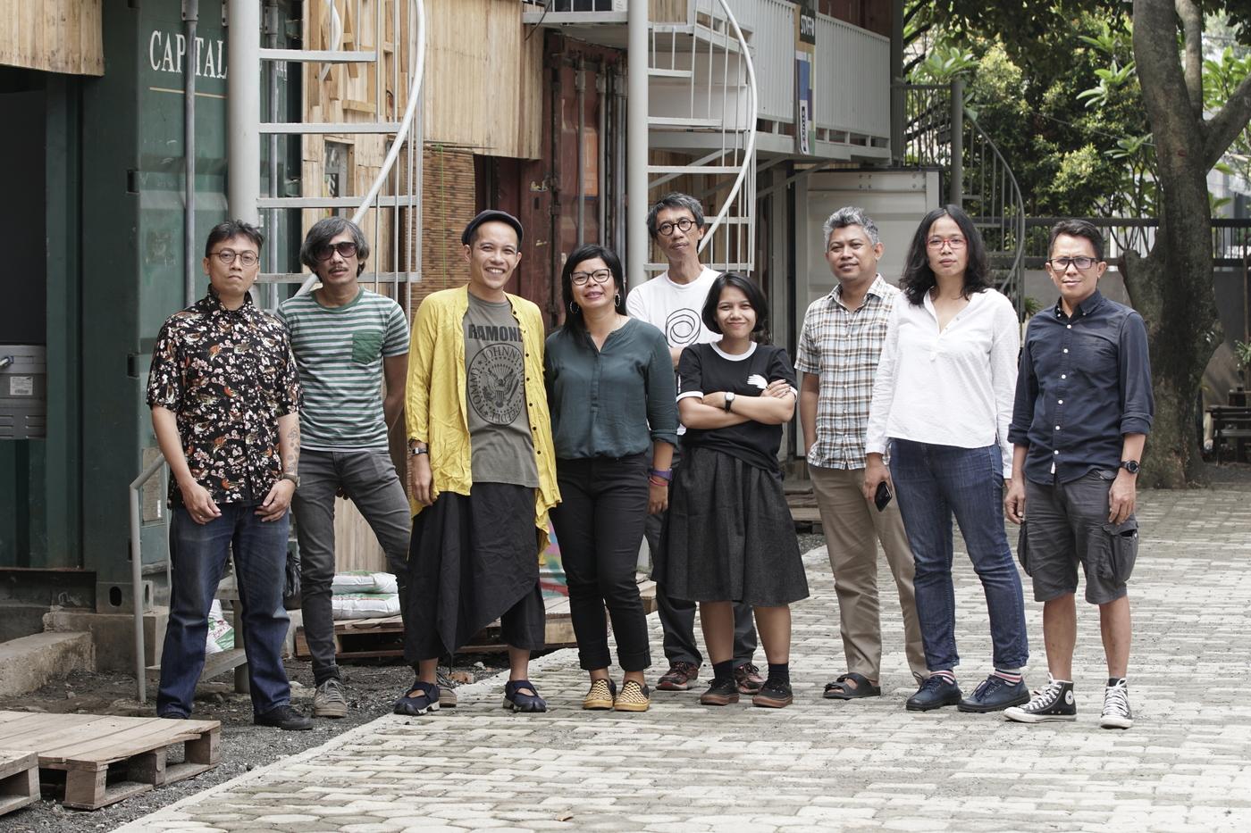 Le collectif Ruangrupa en 2019. De gauche à droite, Reza Afisina, Indra Ameng, Farid Rakun, Daniella Fitria Praptono, Iswanto Hartono, Ajeng Nurul Aini, Ade Darmawan, Julia Sarisetiati et Mirwan Andan
