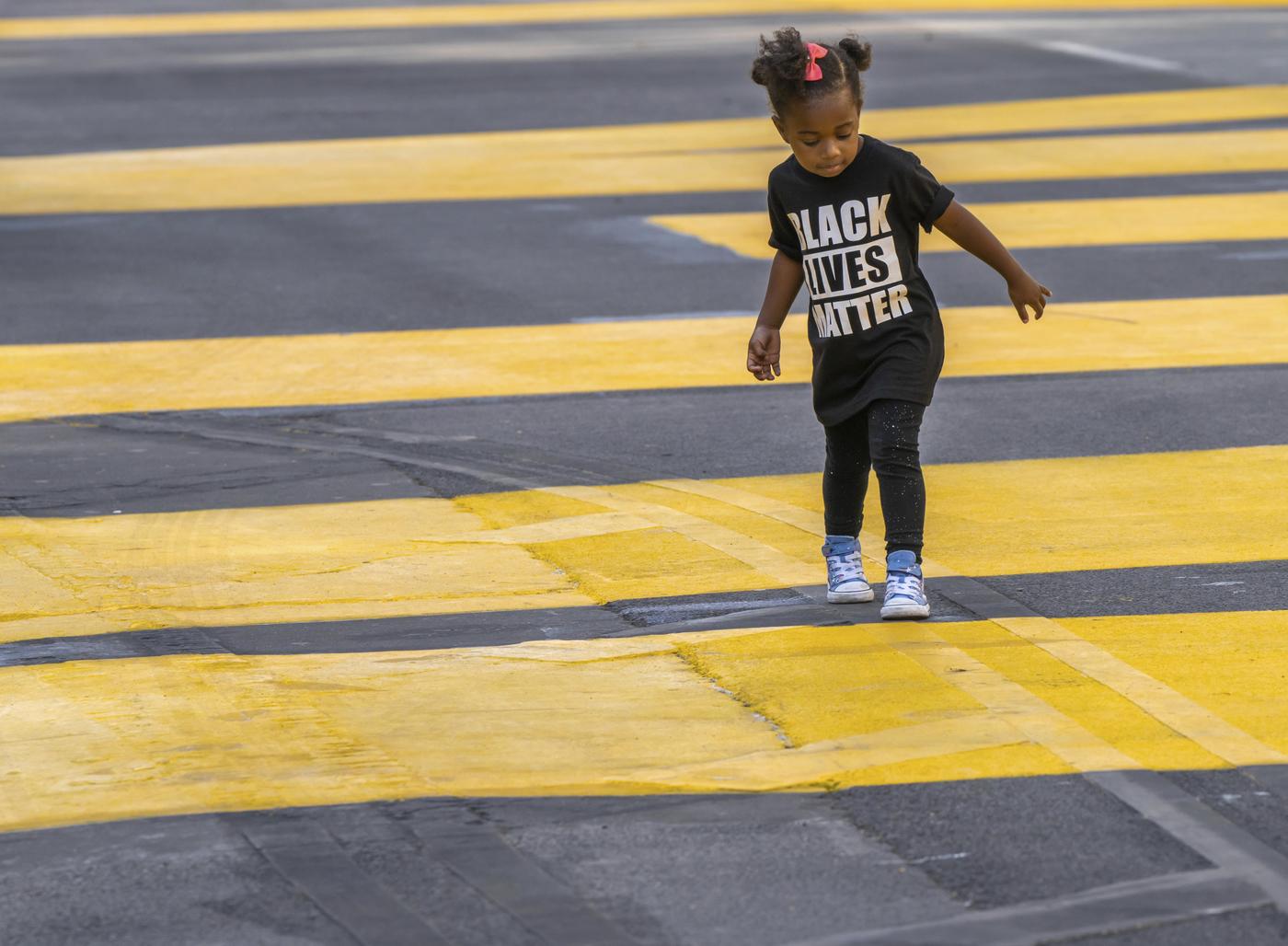 Une petite fille portant un t-shirt BLM sur la Black Lives Matter Plaza à Washington, DC.