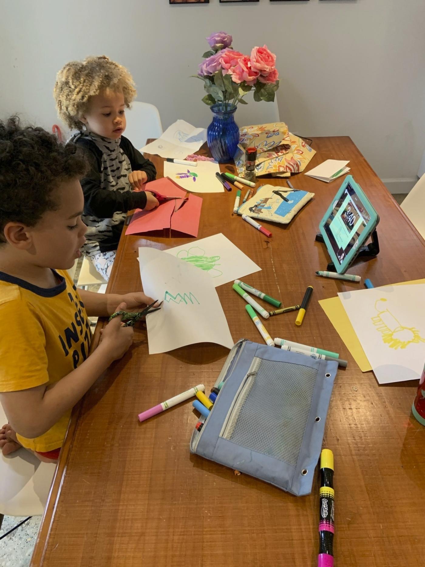 Deux enfants participant à un atelier virtuel du Guggenheim Museum.