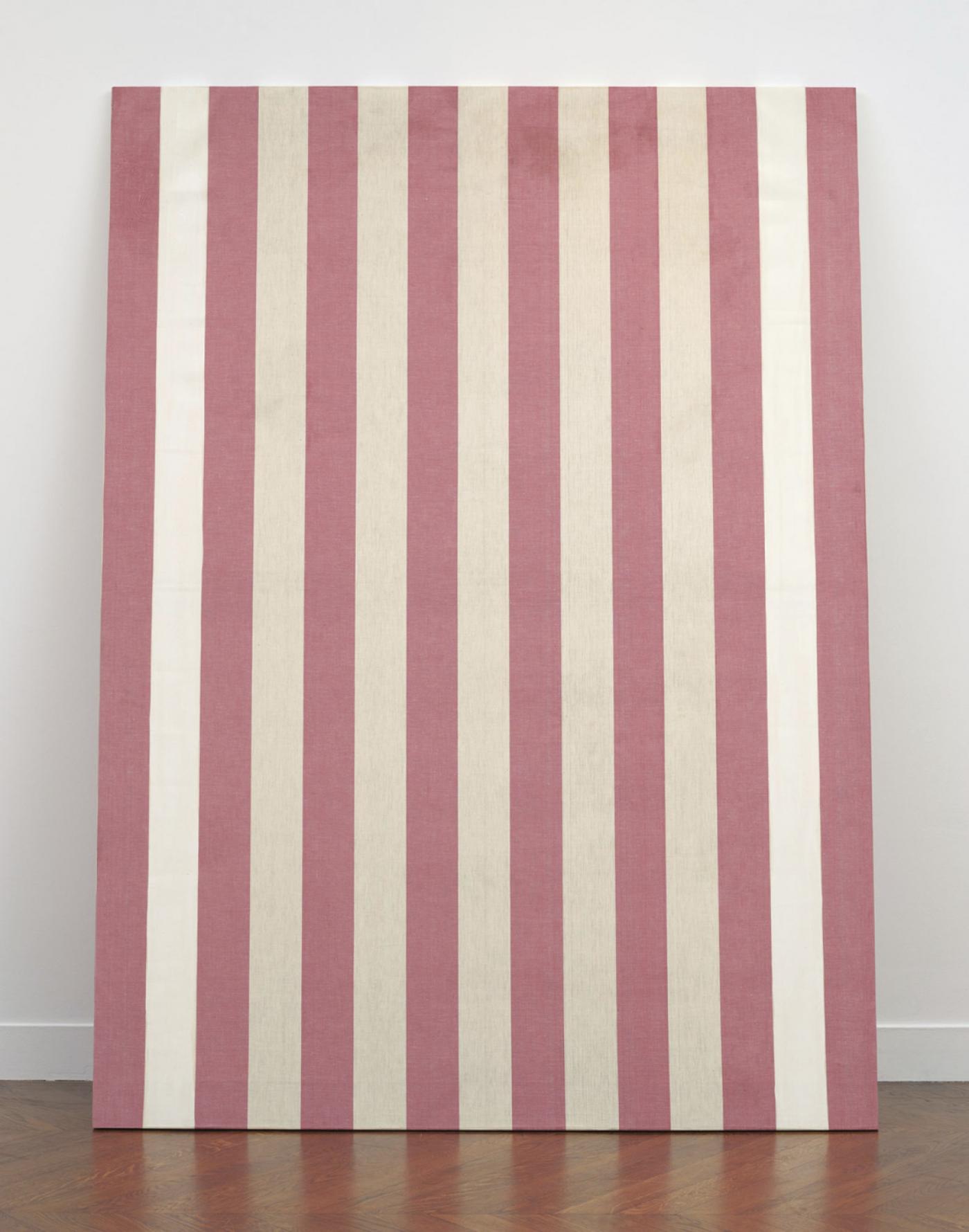 Daniel Buren, Peinture acrylique blanche sur tissu rayé blanc et rouge, avril 1970, peinture acrylique blanche sur toile de coton tissé à rayures blanches et rouges, alternées et verticales de 8,7 cm de large chacune, 182 x 132 cm.