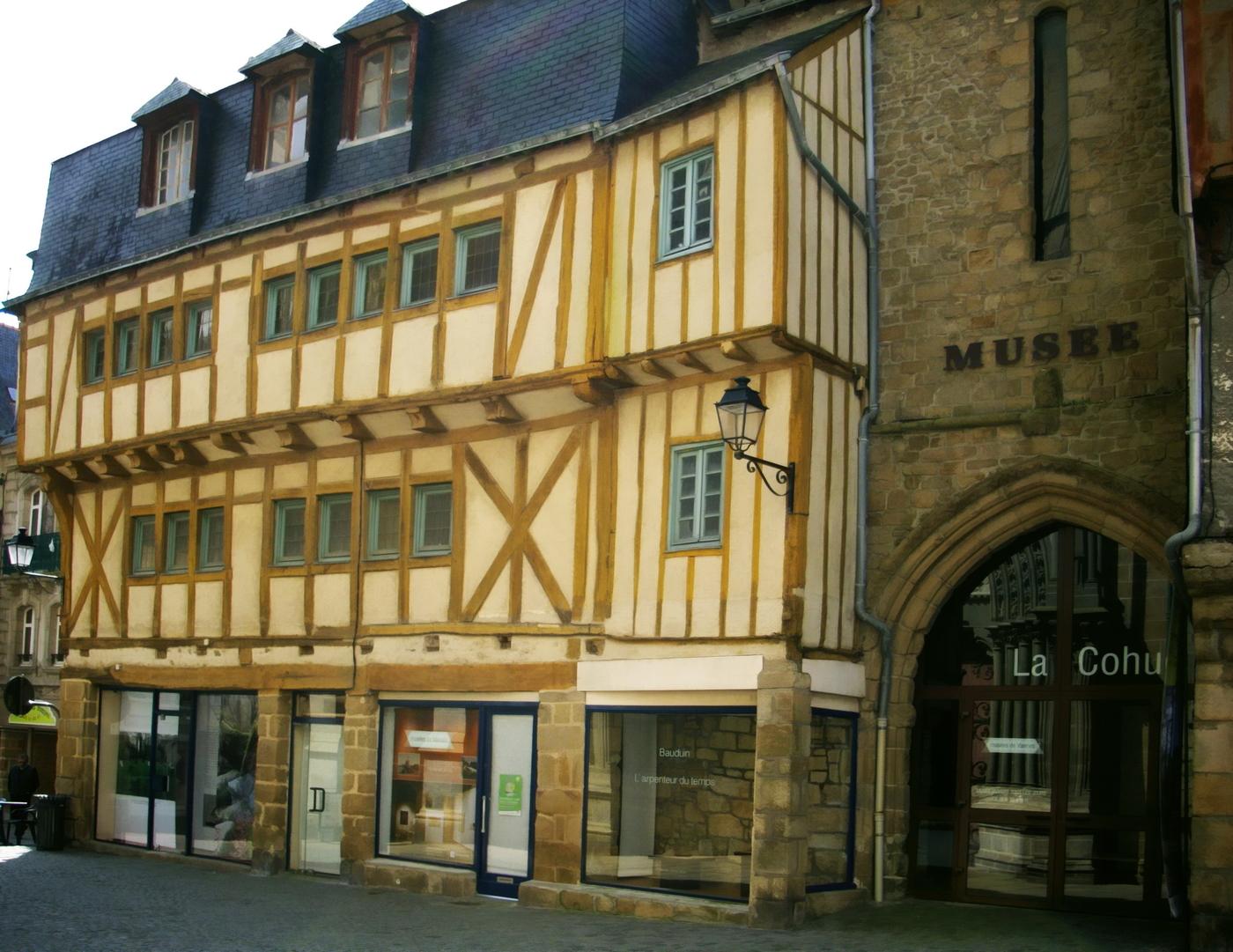 À Vannes, déménagement vers le château de l'Hermine