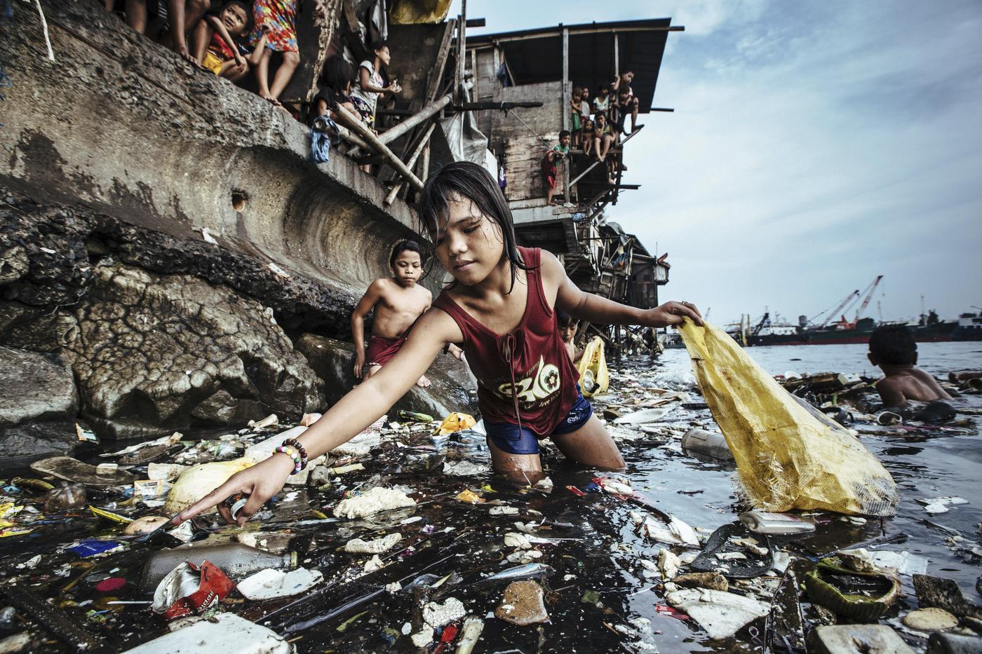 Hartmut Schwarzbach, Une fillette ramasse les déchets plastiques dans les eaux marines de Manille au Philippines, 2019. Exposition « La Terre en héritage, du Néolithique à nous » au musée des Confluences, Lyon, prévue du 2 avril 2021 au 13 février 2022.
